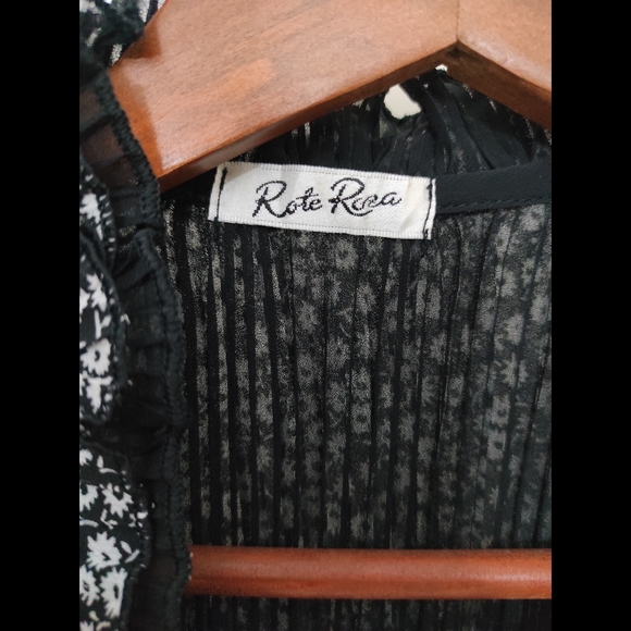 Black Floral Frilled Shirt (INTERNATIONAL)🤍🖤 - Picture 8 of 10